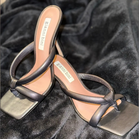 Gianni Bini Black Square Toe Sandals with V-Strap - Picture 4 of 11